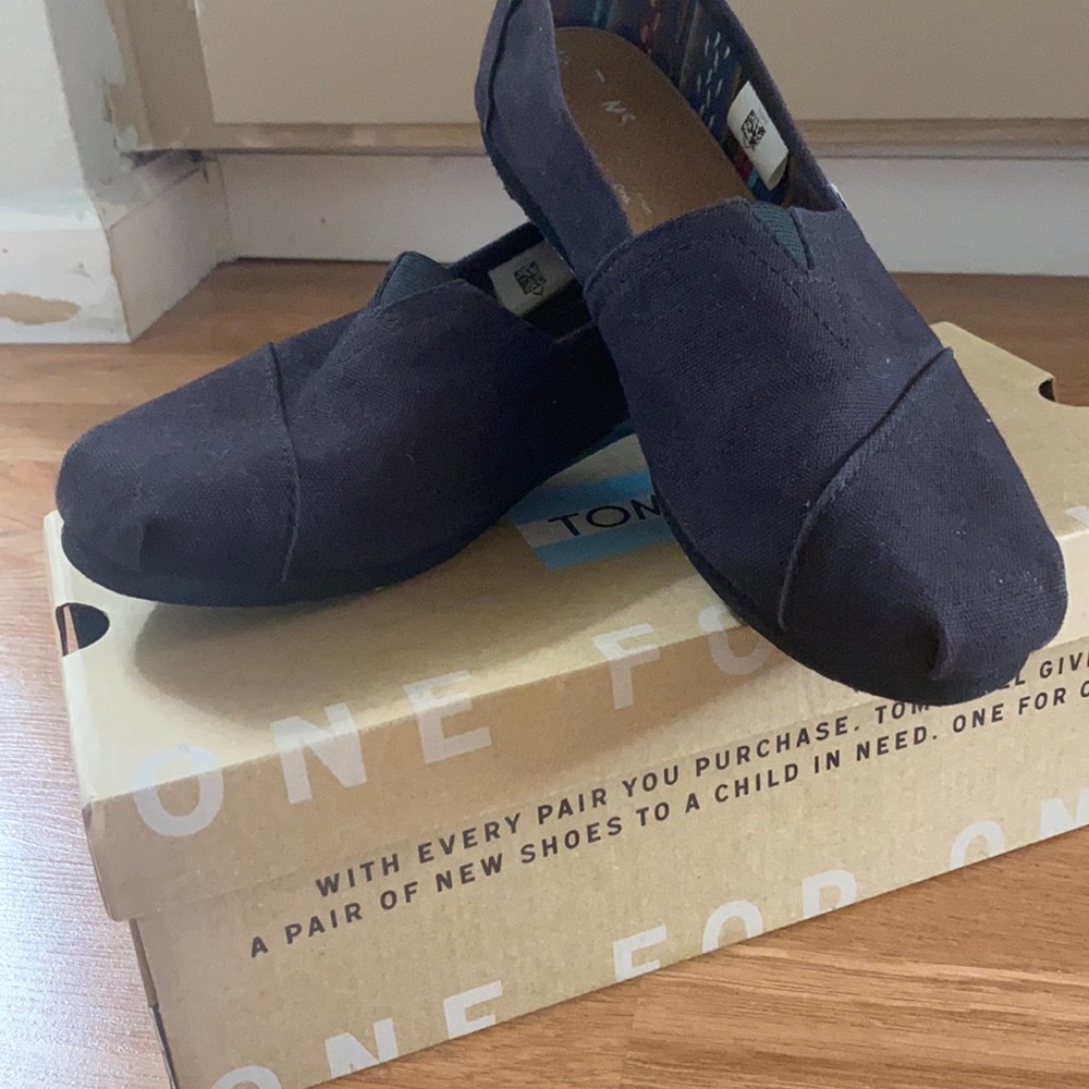 I’m selling black toms size 8 in women’s